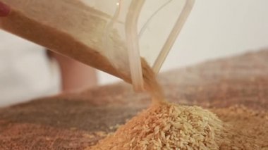 torbaya dökülmesini pirinç tahıl