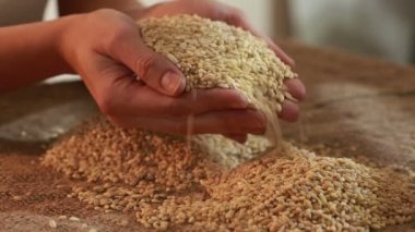 Pearl çuval bezi üzerinde dökülmesini arpa