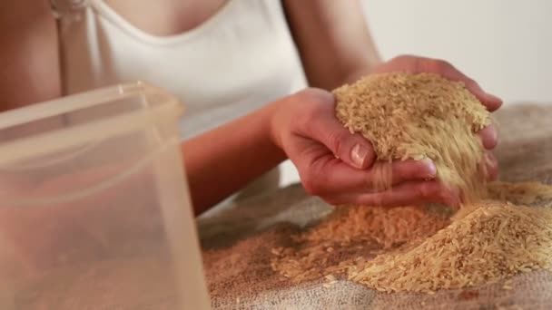 Cereal de arroz derramado en la bolsa — Vídeos de Stock