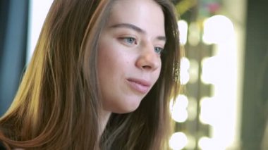 zamanında bir güzellik salonu. Makyöz ve manikür ustası. güzel kızlar