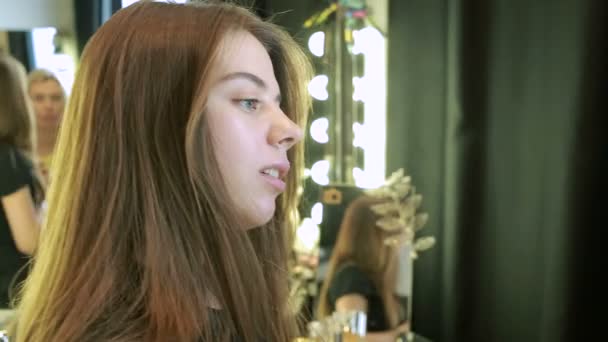 Tempo in un salone di bellezza. truccatore e maestro di manicure. belle ragazze — Video Stock