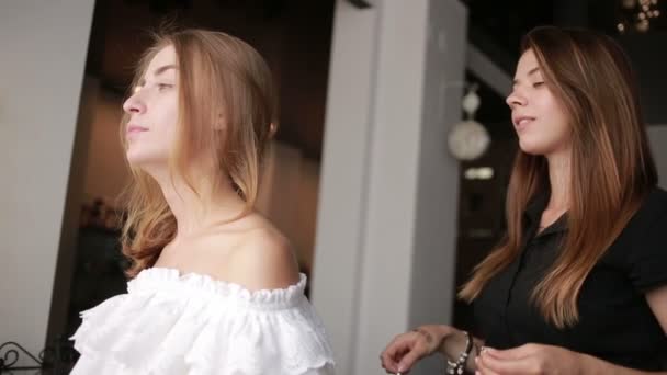 Een werknemer van een schoonheidssalon client de jurk ketting. Fashion look. — Stockvideo