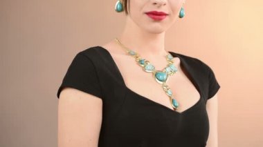 Boynundaki kolye. meme portre