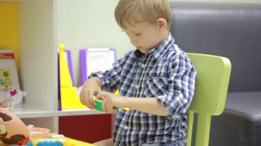 Genç çocuk diş hekimi oynamak.