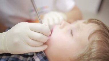 küçük çocuk ağız boşluğu incelenmesi sırasında. diş hekimi