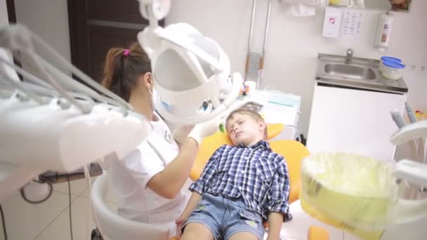 구강의 검사 하는 동안 어린 소년입니다. 치과 의사 — 비디오