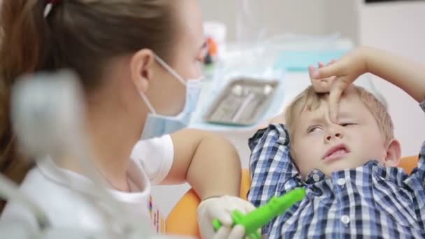 Menino durante a inspeção da cavidade oral. dentista — Vídeo de Stock