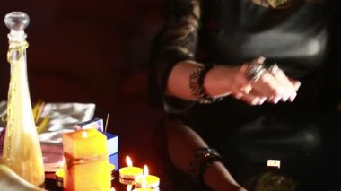 falcı. Kehanet runes tarafından.