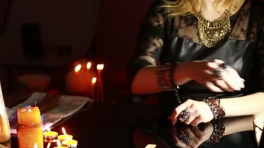 falcı. Kehanet runes tarafından.