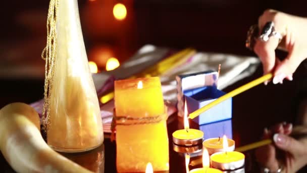 Bruxa - cartomante com velas fecham. ritual mágico. adivinhação — Vídeo de Stock