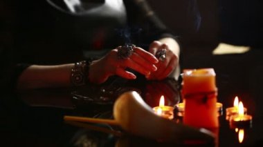 Cadı - falcı mumlar ile kapatın. sihirli ritüel. Kehanet
