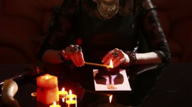 kadın bir ritüel, kara büyü tutar. büyü adam. O fotoğraf kullanır.