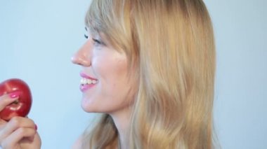 güzel kız bir mavi bir Kırmızı elma yiyor