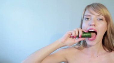 genç kadın salatalık yeme. Güzel kız salatalık yemek bir close-up.