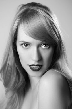 Genç güzel güzel kız duygusal portresi. BW