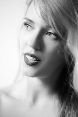 Genç güzel güzel kız duygusal portresi. BW