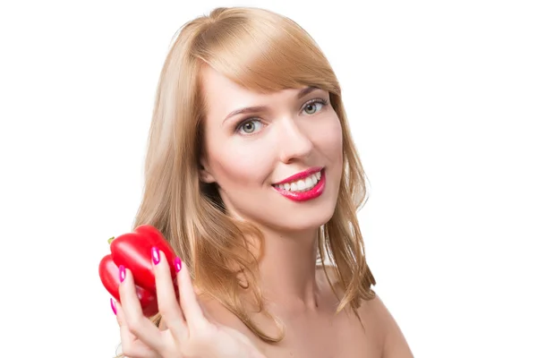 Krásná mladá žena jíst paprikou — Stock fotografie