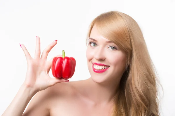 Krásná mladá žena jíst paprikou — Stock fotografie