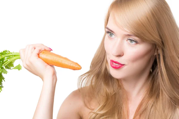Mladá šťastná žena jíst mrkev — Stock fotografie