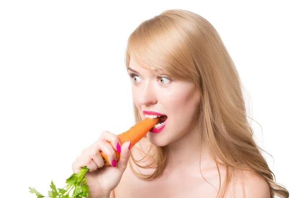 Mladá šťastná žena jíst mrkev — Stock fotografie