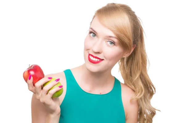 Menina bonita come um verde e maçãs vermelhas no branco — Fotografia de Stock