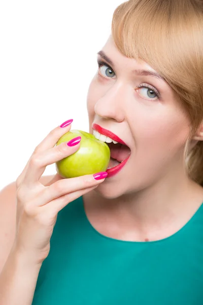 Krásná dívka jí zelené jablko na bílém pozadí — Stock fotografie