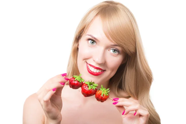 Mladá žena s odhalenými rameny drží zralé jahody — Stock fotografie
