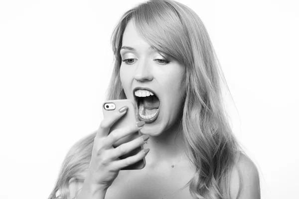 Mulher irritada gritando ao telefone — Fotografia de Stock