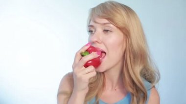 kırmızı biber yemek güzel genç kadın