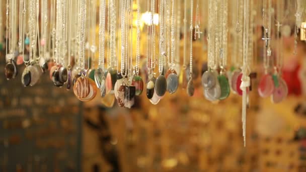 Perles de pierres semi précieuses bijoux dans la vente de magasin — Video