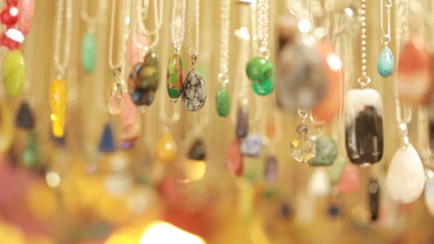 Ημι πολύτιμα κοσμήματα πέτρες χάντρες σε κατάστημα πώλησης — Αρχείο Βίντεο