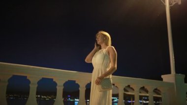 cep telefonu bir plaj olan kadın