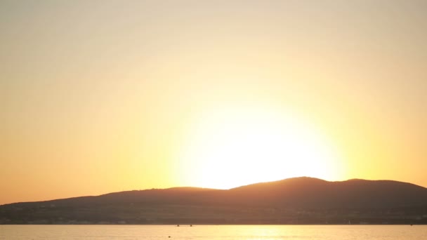 Zee bij zonsondergang. boten drijvend op het water. schepen silhouetten — Stockvideo