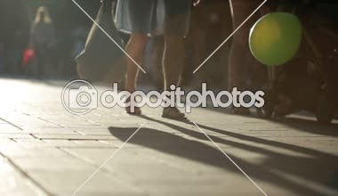 İnsanlar şehir silüeti. uzun gölgeler