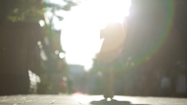 Silhouette di persone che camminano in città. ombre lunghe — Video Stock