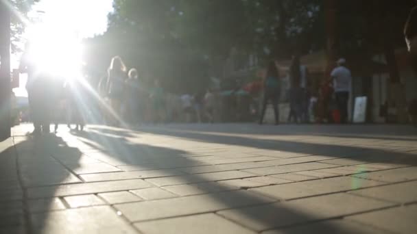 Silhouette di persone che camminano in città. ombre lunghe — Video Stock