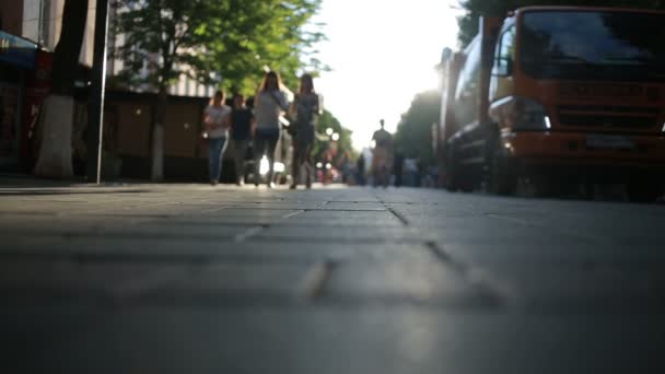 Silhouet van mensen lopen in de stad. lange schaduwen — Stockvideo