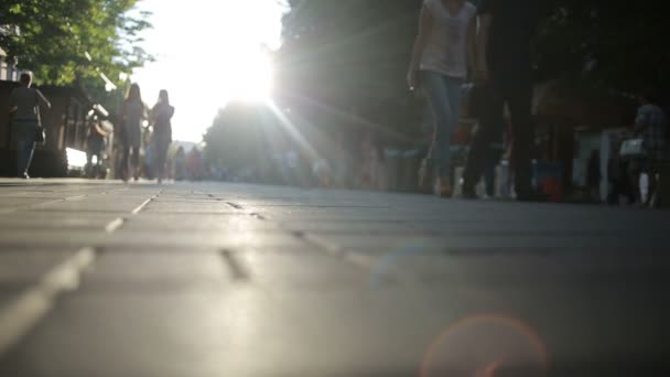 Silhouet van mensen lopen in de stad. lange schaduwen — Stockvideo