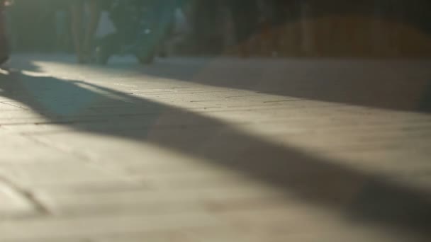 Σιλουέτα των ανθρώπων το περπάτημα στην πόλη. μεγάλες σκιές — Αρχείο Βίντεο