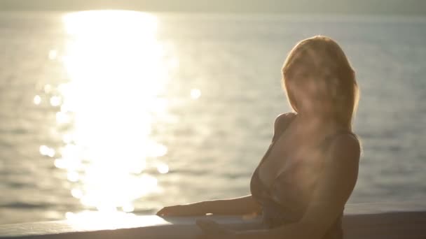 Silhouetted 부부 서로 잡아와 해변에서 키스. 해안가에 날짜 — 비디오