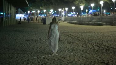 Kız Sahilde yürüyüş. şarap içme. Gece resort. Beyaz elbiseli kadın