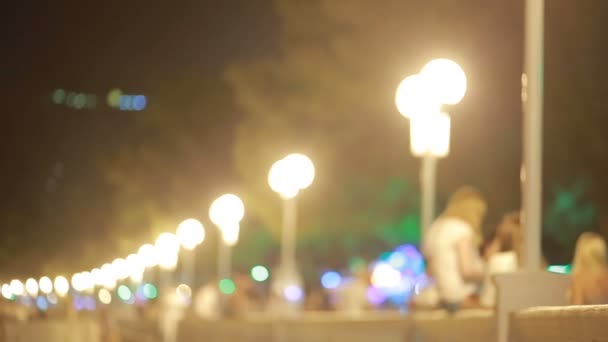 Hermosa joven bajo las luces de la ciudad de la noche, bokeh, lámparas de luz . — Vídeos de Stock