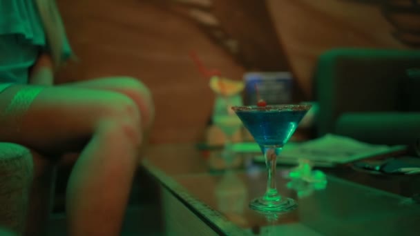 Beautiful classic pinup girl in club drinking a cocktail — Stock Video