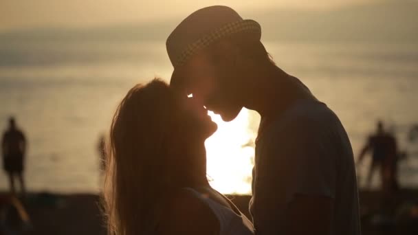 Silhouet paar houden elkaar en kussen op het strand. datum aan de kust — Stockvideo