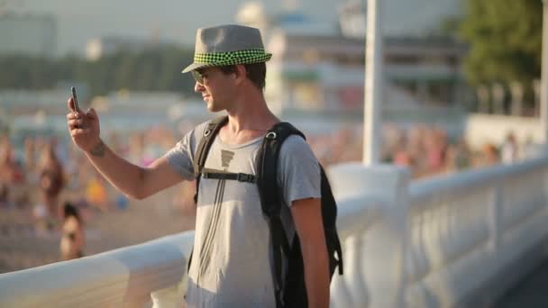 Homme utilisant smartphone par la mer. photographié sur un téléphone — Video