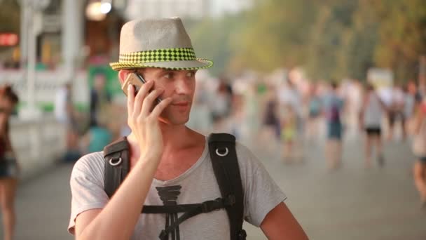 Hombre usando un teléfono móvil en la calle. un hombre guapo en un sombrero con smatrtfonom — Vídeos de Stock