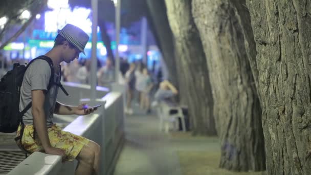 Hombre en la calle toma o su cámara del teléfono inteligente. haciendo selfie en las redes sociales — Vídeo de stock