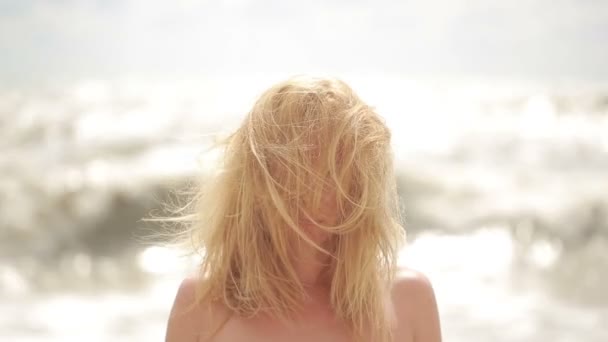 Грустная женщина плачет во время шторма на пляже. волос, развевающихся на ветру — стоковое видео