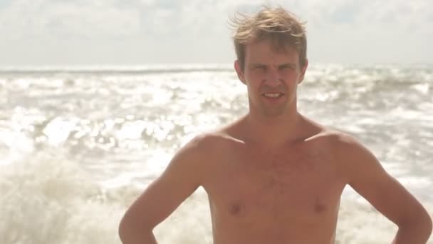 Mulher triste chorando durante tempestade na praia. cabelo a tremer ao vento — Vídeo de Stock