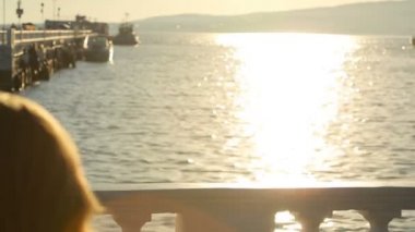 uzun elbiseli seksi kız. Sahilde yürüyor. Dolgu.